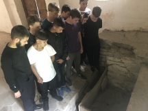 6. Показали древнюю купель, в которой крестились первые аланы.JPG