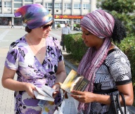 "Состоится ли второе Крещение Руси?" Акция по раздаче Евангелий у стен Успенского собора г. Хабаровска. 28 июля 2011г.