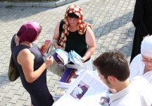 "Состоится ли второе Крещение Руси?" Акция по раздаче Евангелий у стен Успенского собора г. Хабаровска. 28 июля 2011г.