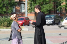 "Состоится ли второе Крещение Руси?" Акция по раздаче Евангелий у стен Успенского собора г. Хабаровска. 28 июля 2011г.