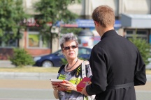 "Состоится ли второе Крещение Руси?" Акция по раздаче Евангелий у стен Успенского собора г. Хабаровска. 28 июля 2011г.