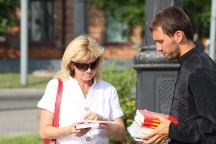 "Состоится ли второе Крещение Руси?" Акция по раздаче Евангелий у стен Успенского собора г. Хабаровска. 28 июля 2011г.