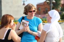 "Состоится ли второе Крещение Руси?" Акция по раздаче Евангелий у стен Успенского собора г. Хабаровска. 28 июля 2011г.