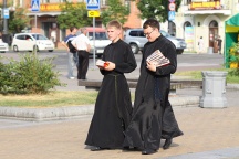 "Состоится ли второе Крещение Руси?" Акция по раздаче Евангелий у стен Успенского собора г. Хабаровска. 28 июля 2011г.