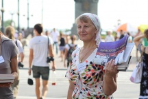 "Состоится ли второе Крещение Руси?" Акция по раздаче Евангелий у стен Успенского собора г. Хабаровска. 28 июля 2011г.