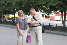 "Состоится ли второе Крещение Руси?" Акция по раздаче Евангелий у стен Успенского собора г. Хабаровска. 28 июля 2011г.