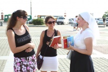 "Состоится ли второе Крещение Руси?" Акция по раздаче Евангелий у стен Успенского собора г. Хабаровска. 28 июля 2011г.